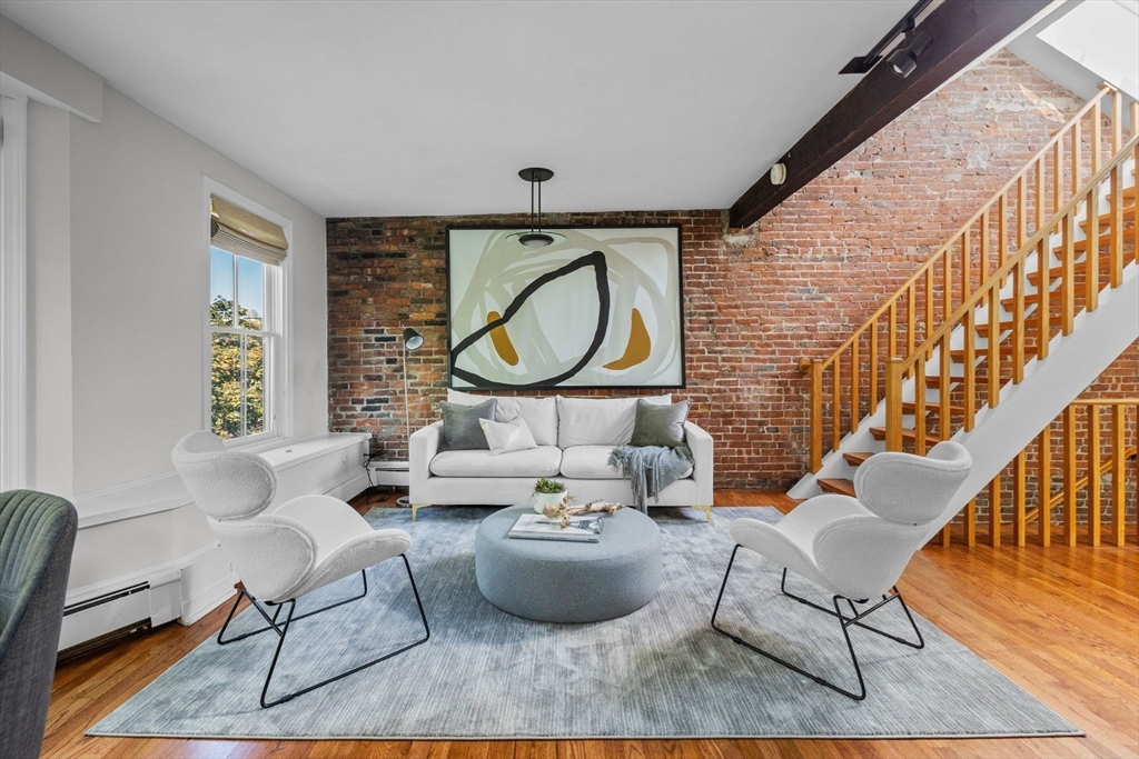 Renovated 2 Bed with Private Roof Deck