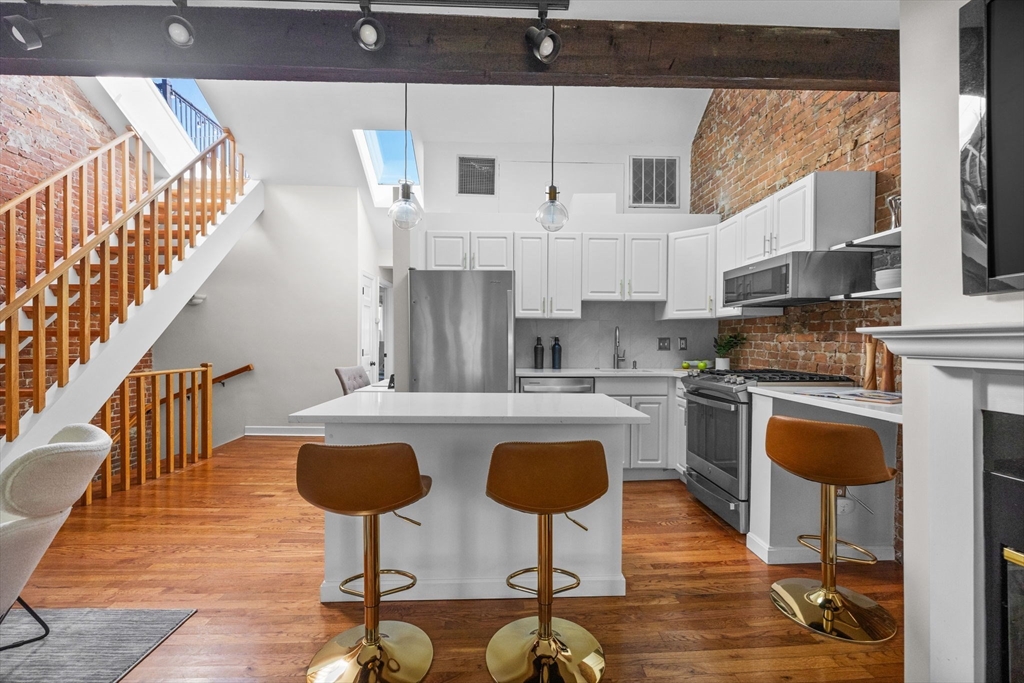 Renovated 2 Bed with Private Roof Deck