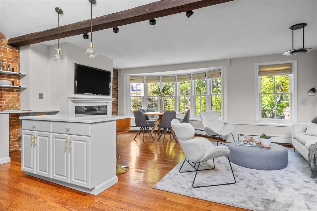 Renovated 2 Bed with Private Roof Deck