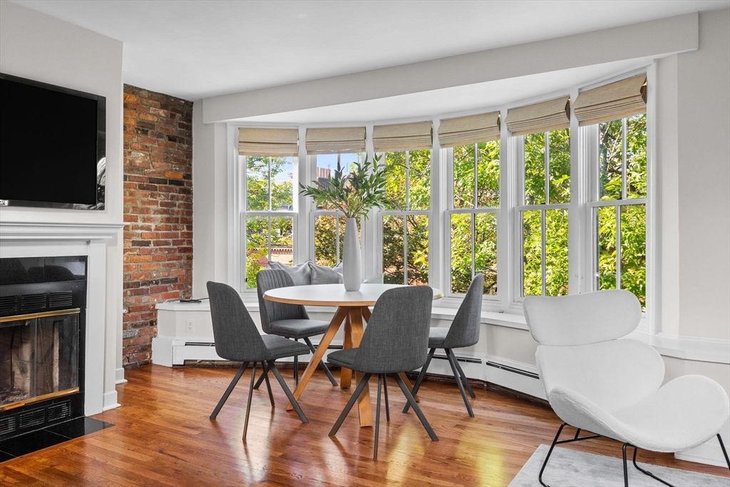Renovated 2 Bed with Private Roof Deck