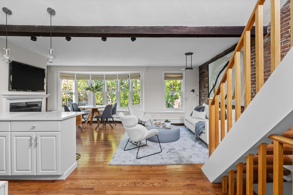 Renovated 2 Bed with Private Roof Deck