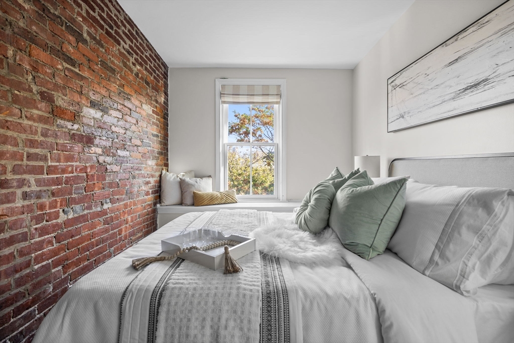 Renovated 2 Bed with Private Roof Deck