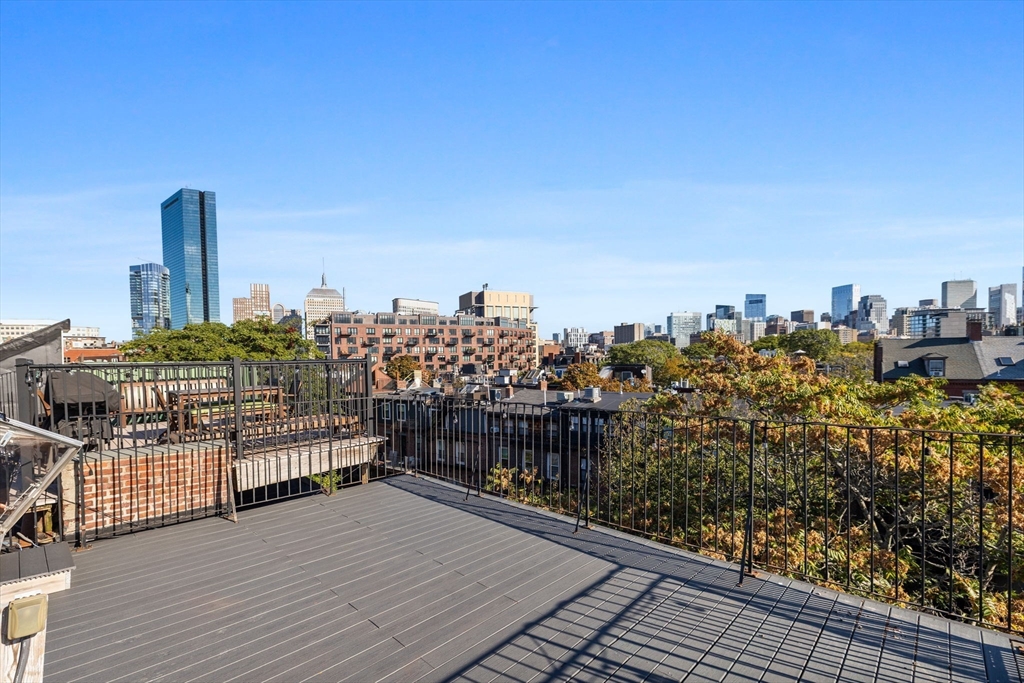 Renovated 2 Bed with Private Roof Deck