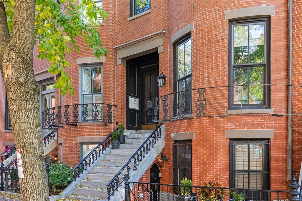 Renovated 2 Bed with Private Roof Deck