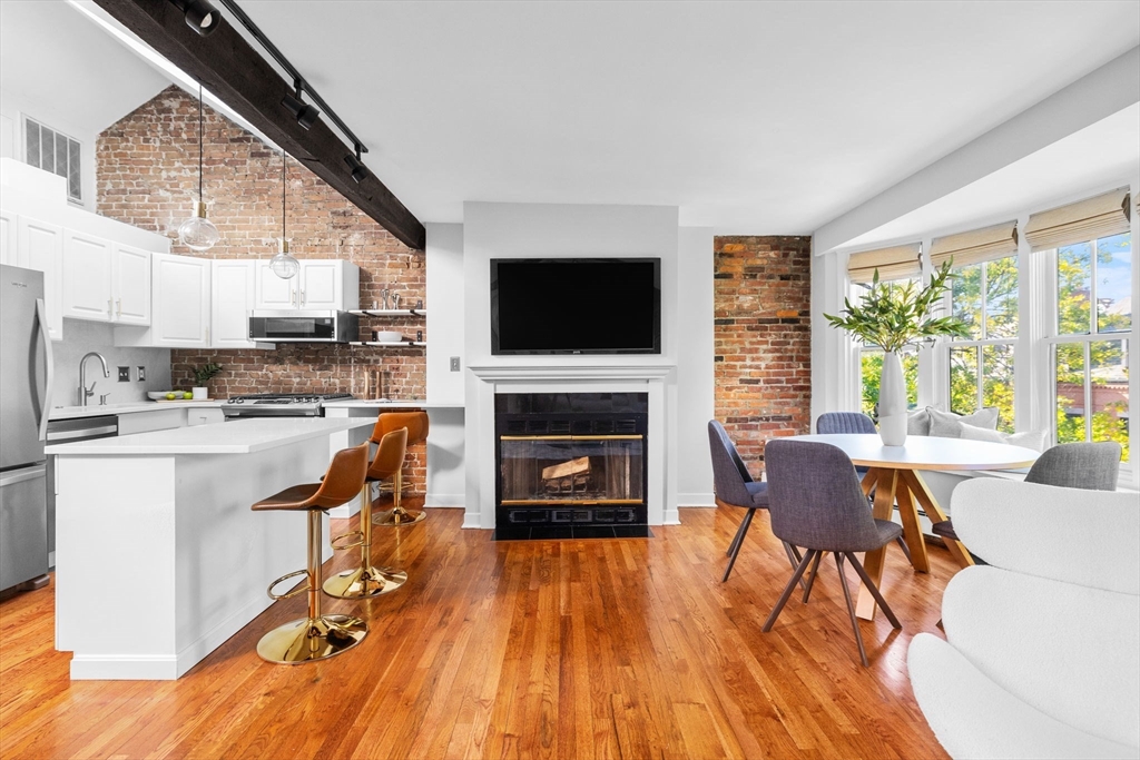Renovated 2 Bed with Private Roof Deck