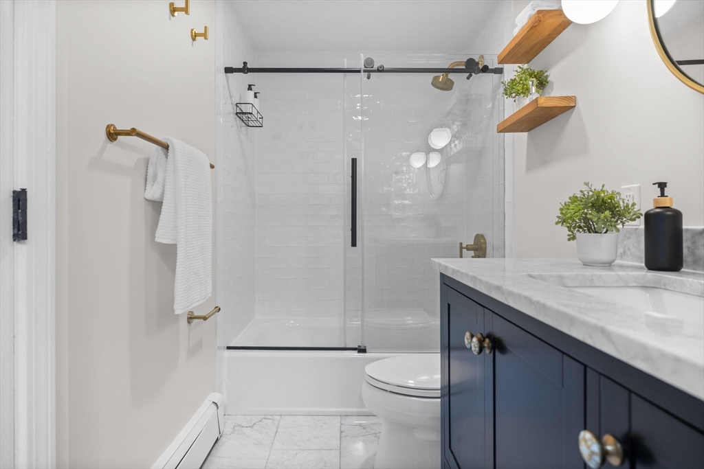 Renovated 2 Bed with Private Roof Deck