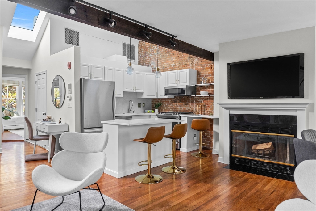 Renovated 2 Bed with Private Roof Deck