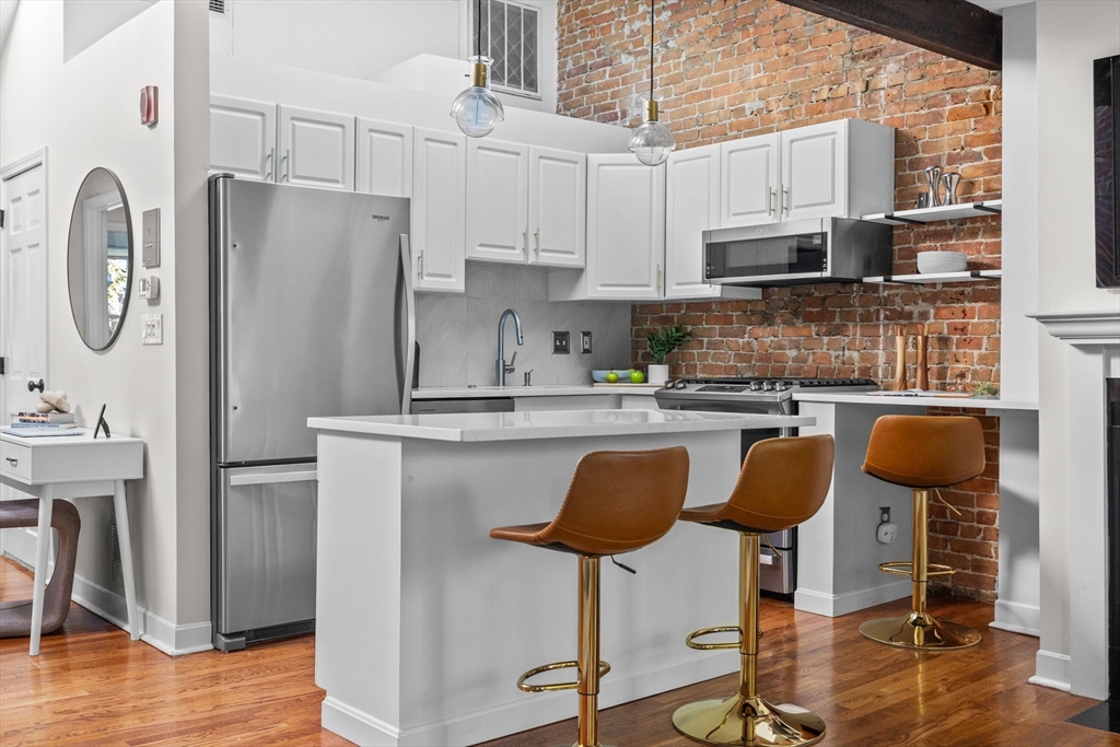 Renovated 2 Bed with Private Roof Deck