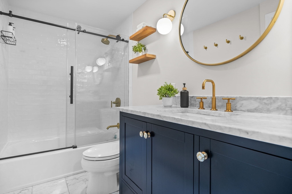 Renovated 2 Bed with Private Roof Deck