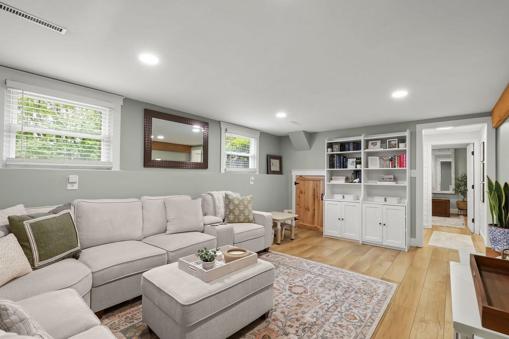 12 Christopher Rd
