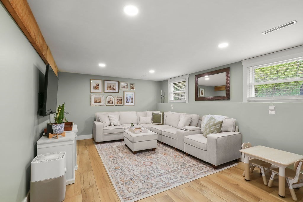 12 Christopher Rd
