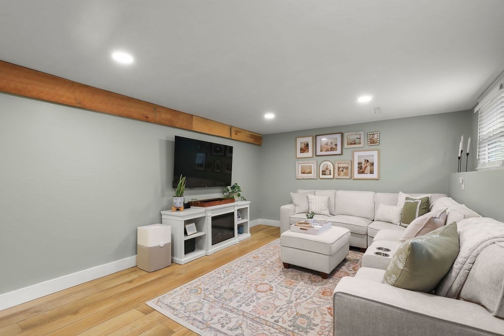 12 Christopher Rd