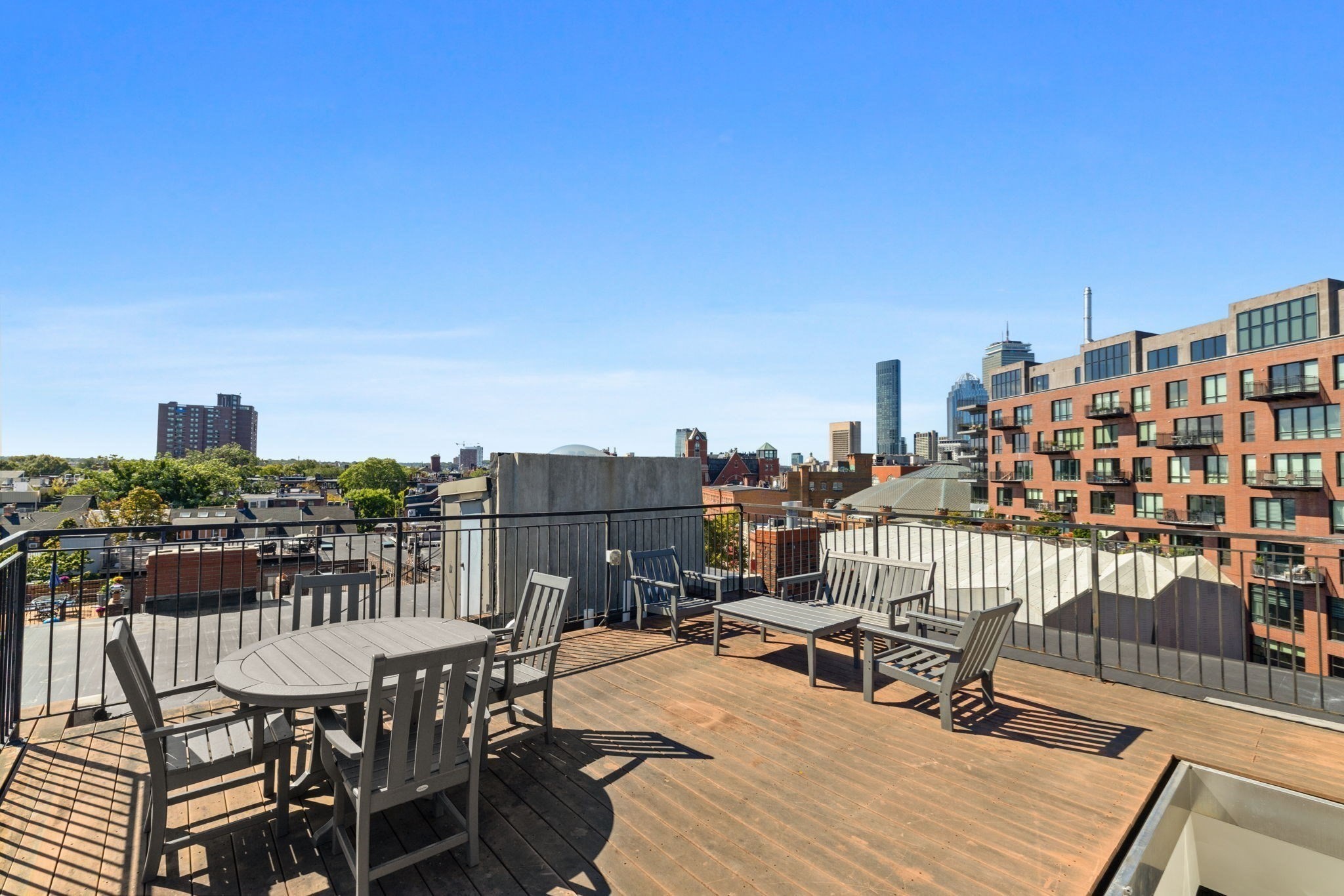 Penthouse 2 Bed with Private Roof Deck