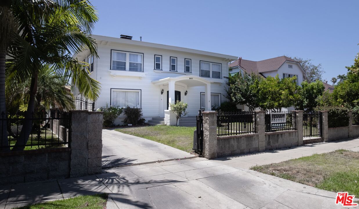 907 Westchester Pl
