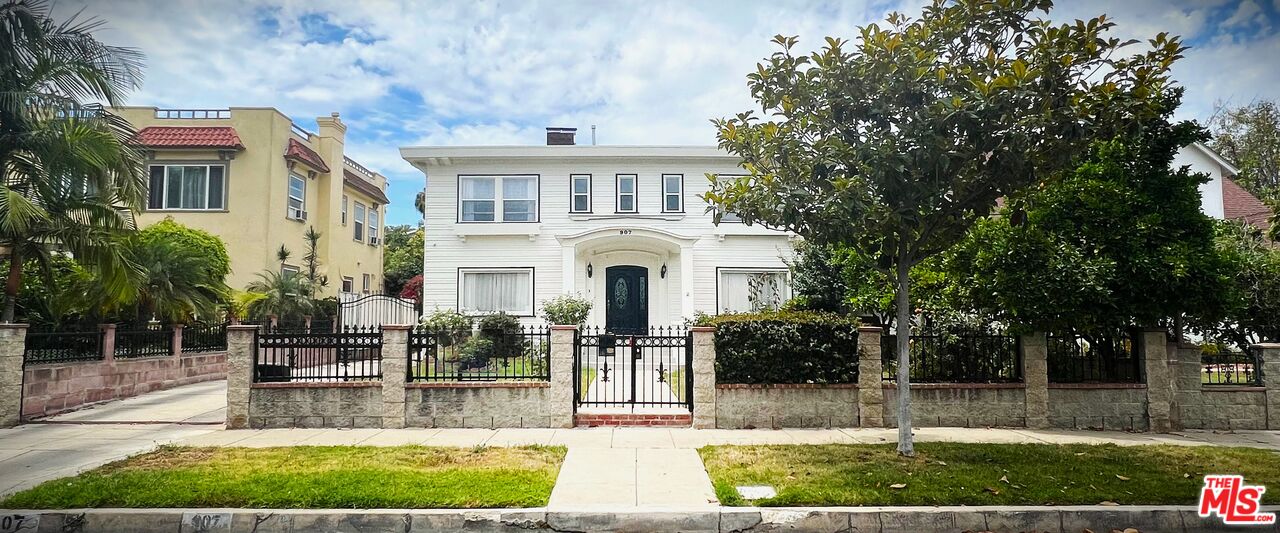 907 Westchester Pl