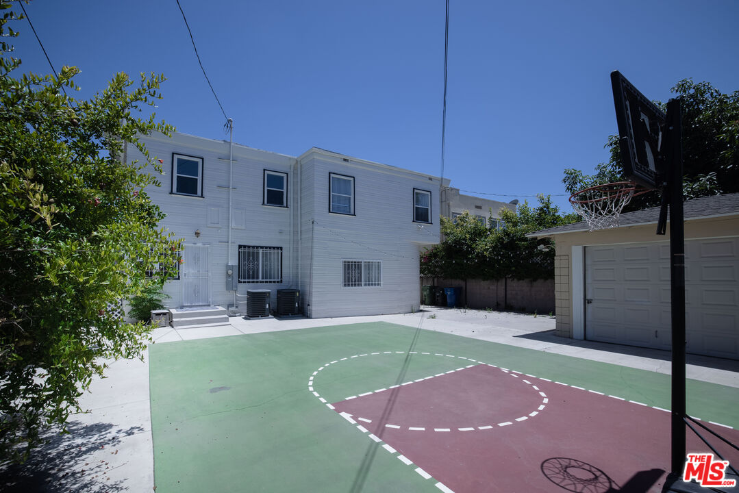 907 Westchester Pl