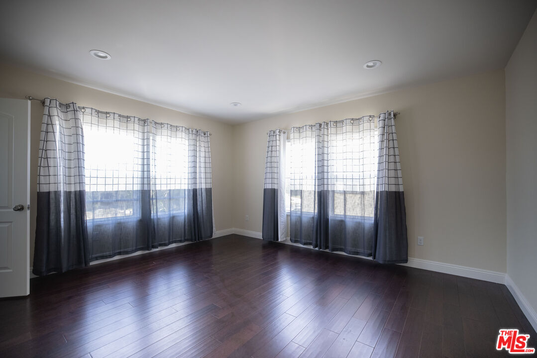 907 Westchester Pl