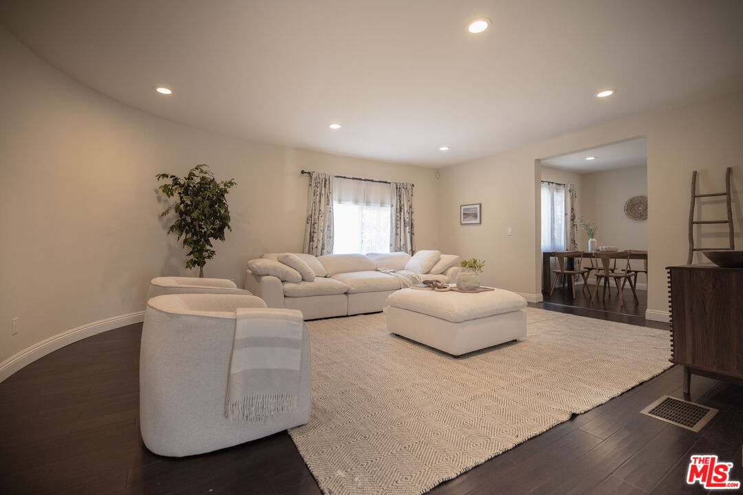 907 Westchester Pl