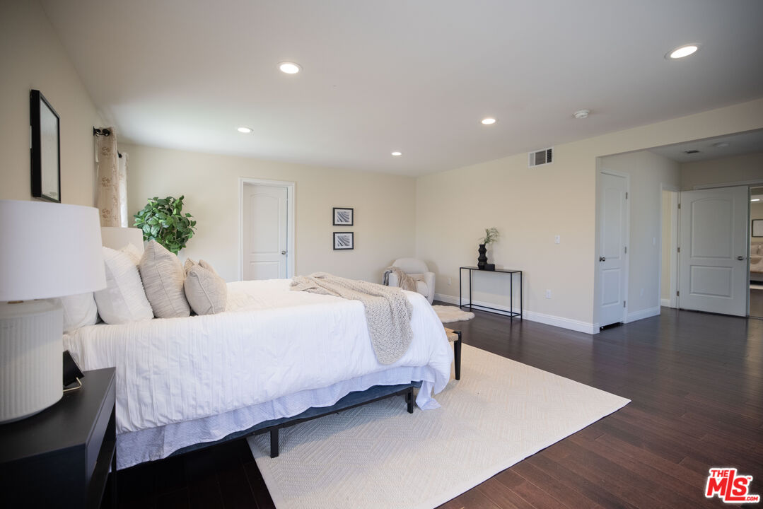 907 Westchester Pl