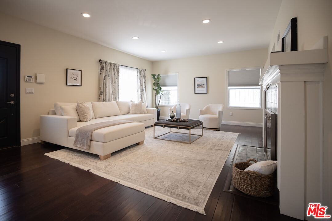 907 Westchester Pl