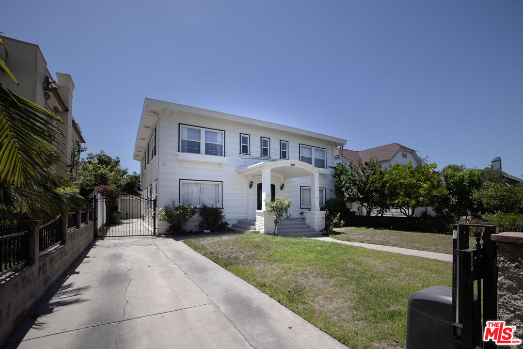 907 Westchester Pl