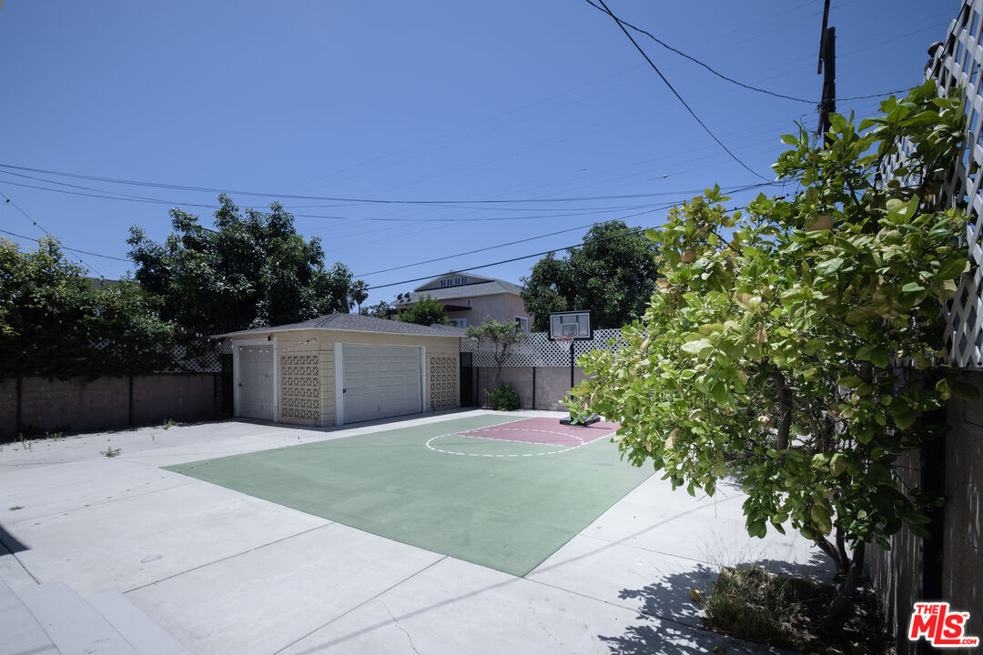 907 Westchester Pl