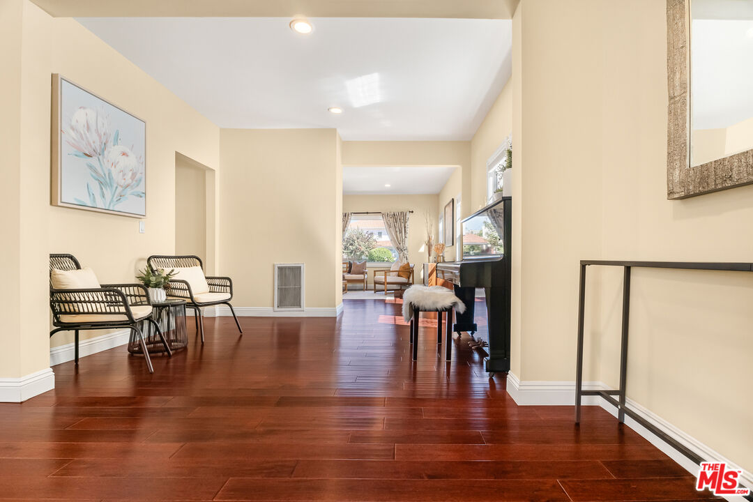 907 Westchester Pl