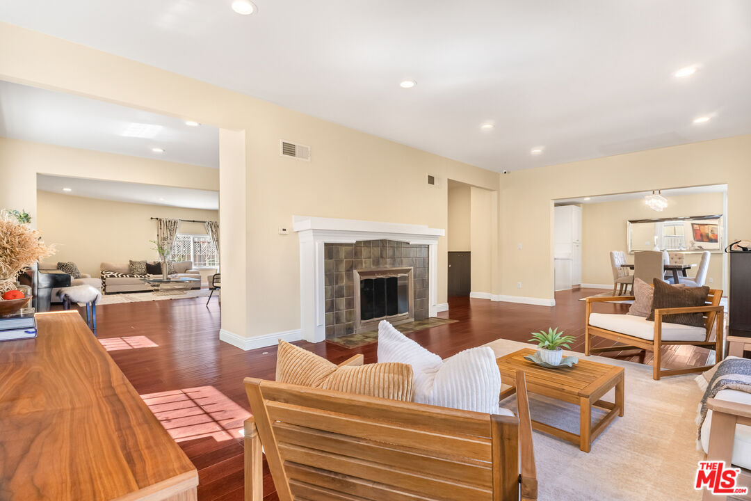 907 Westchester Pl