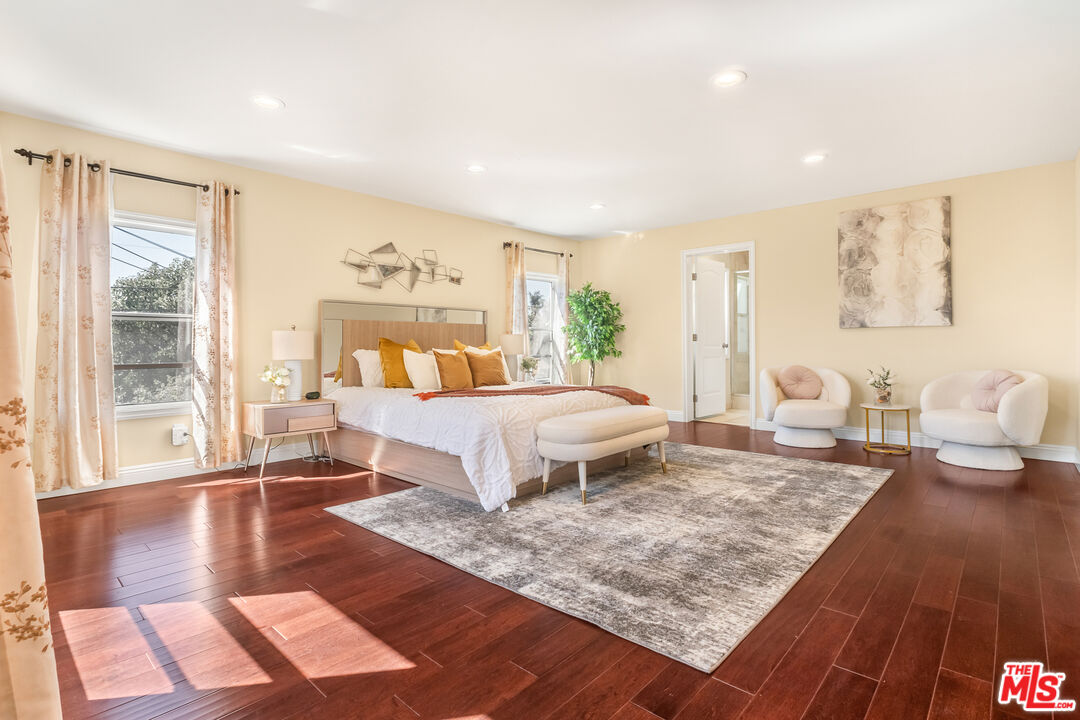 907 Westchester Pl