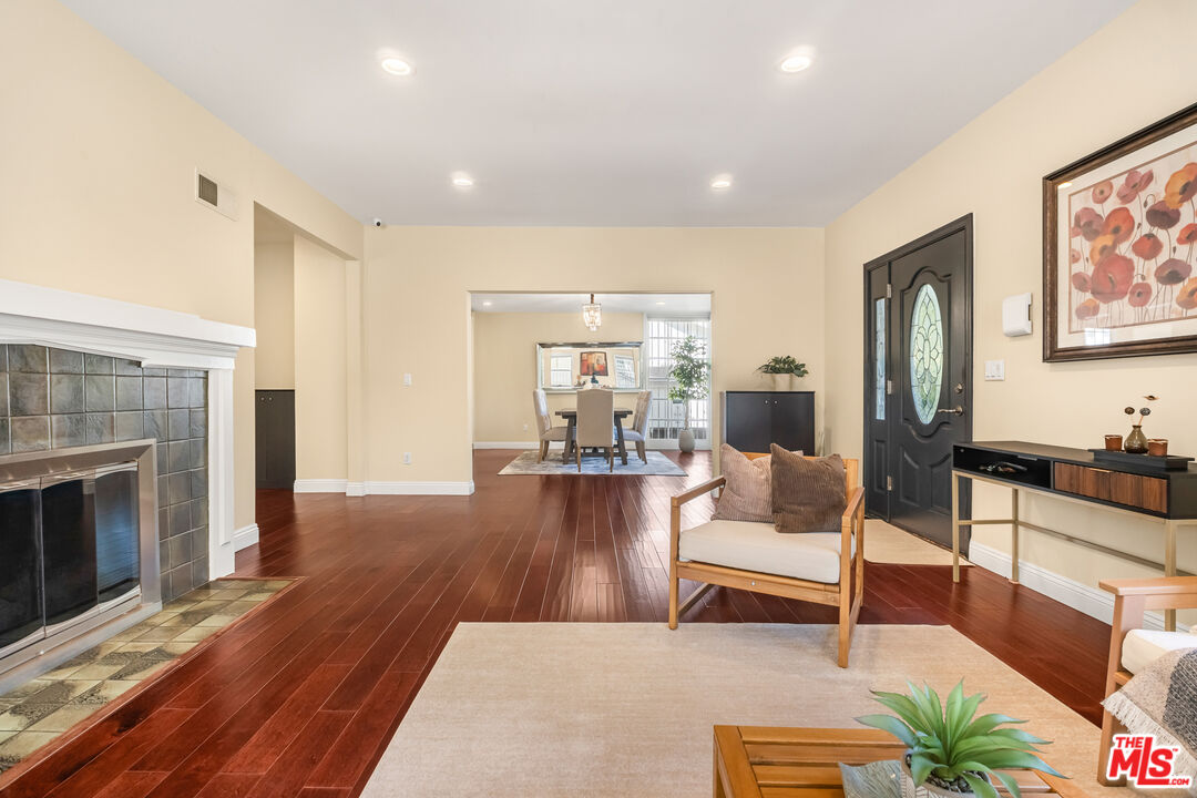 907 Westchester Pl