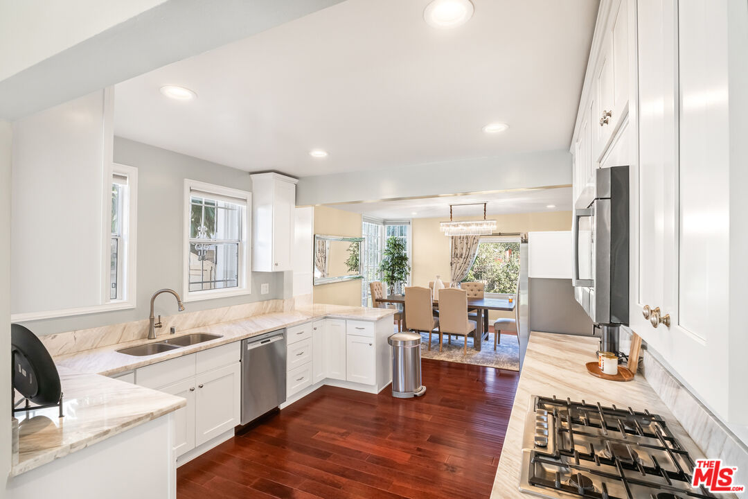 907 Westchester Pl
