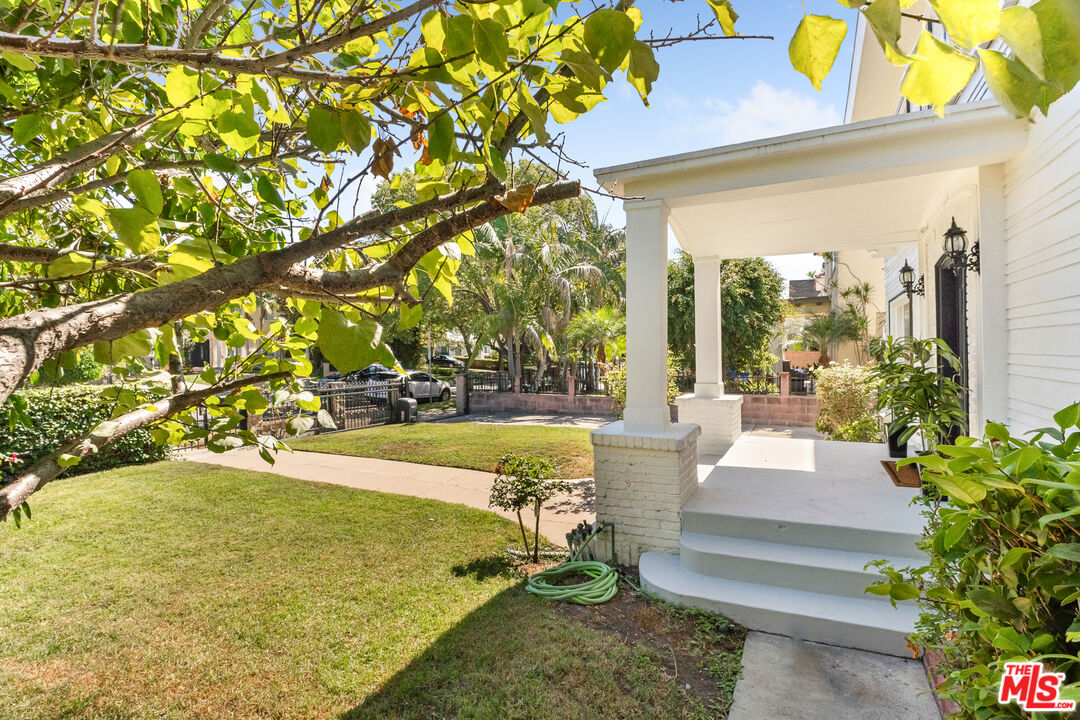 907 Westchester Pl
