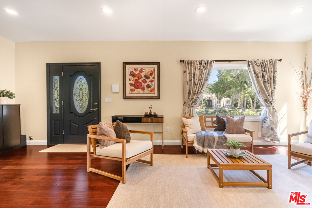 907 Westchester Pl