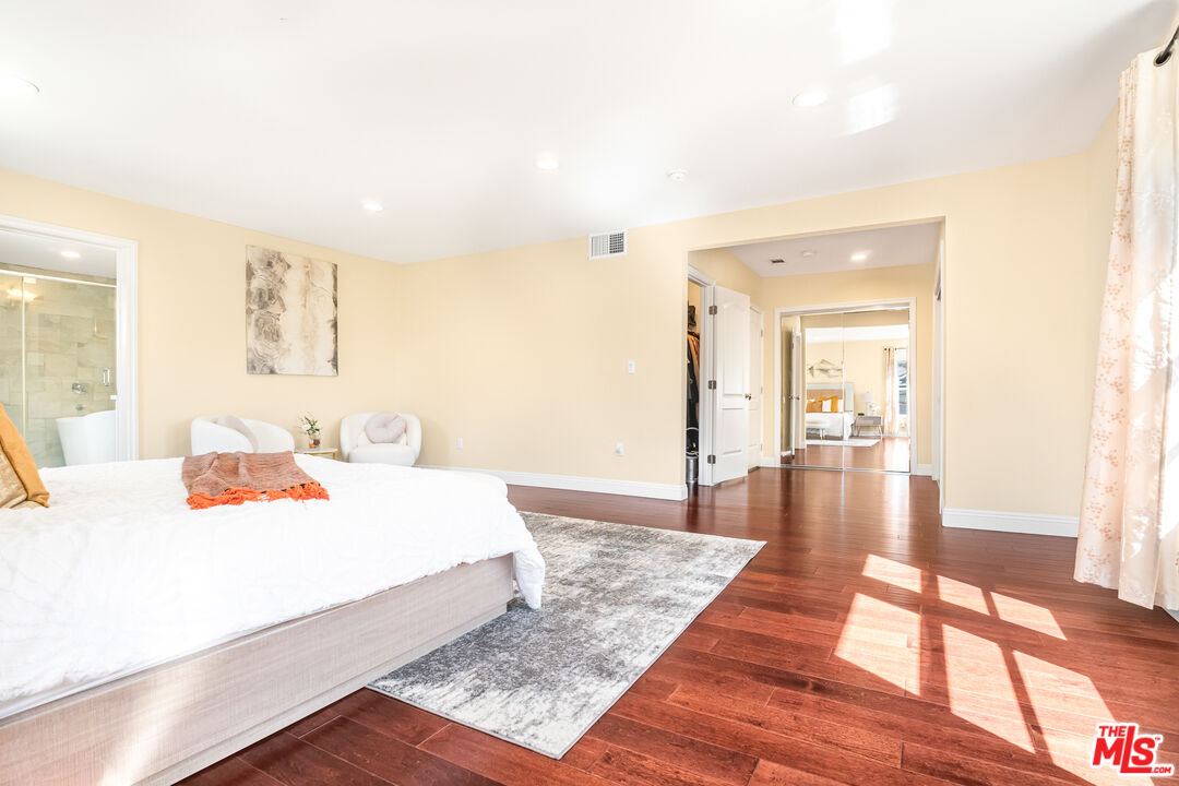 907 Westchester Pl