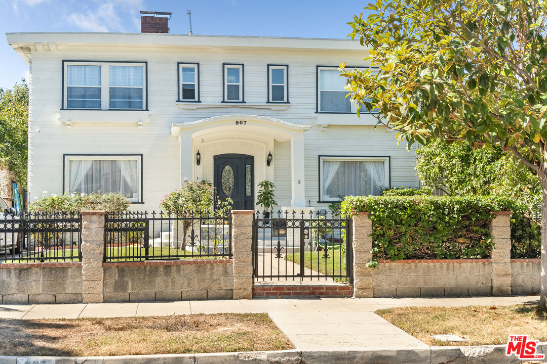 907 Westchester Pl