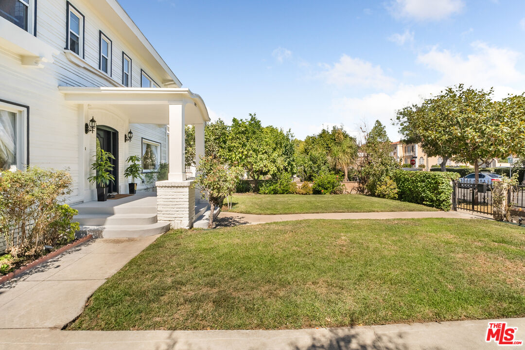 907 Westchester Pl