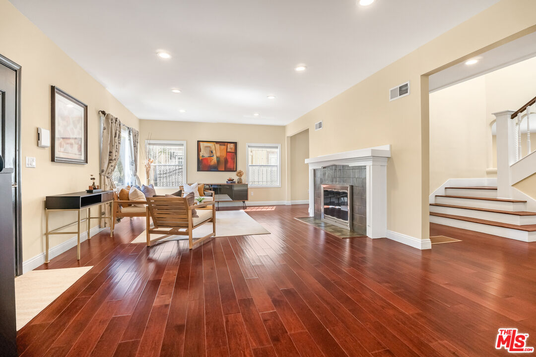 907 Westchester Pl