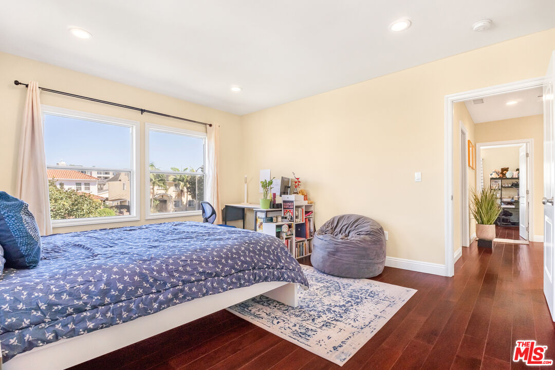 907 Westchester Pl