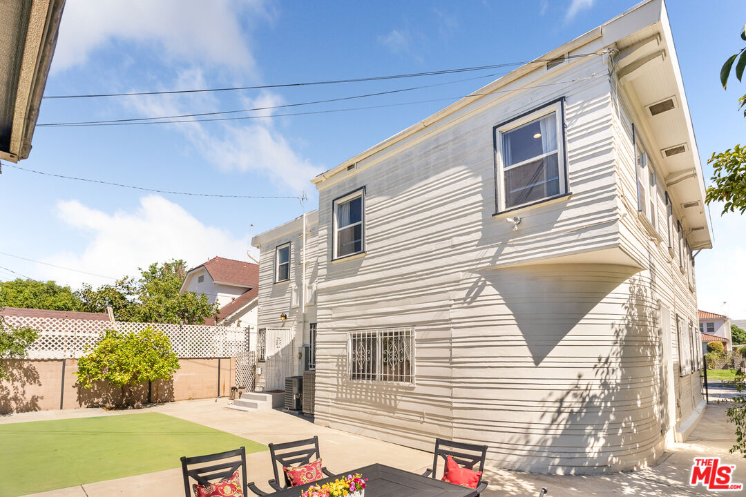 907 Westchester Pl