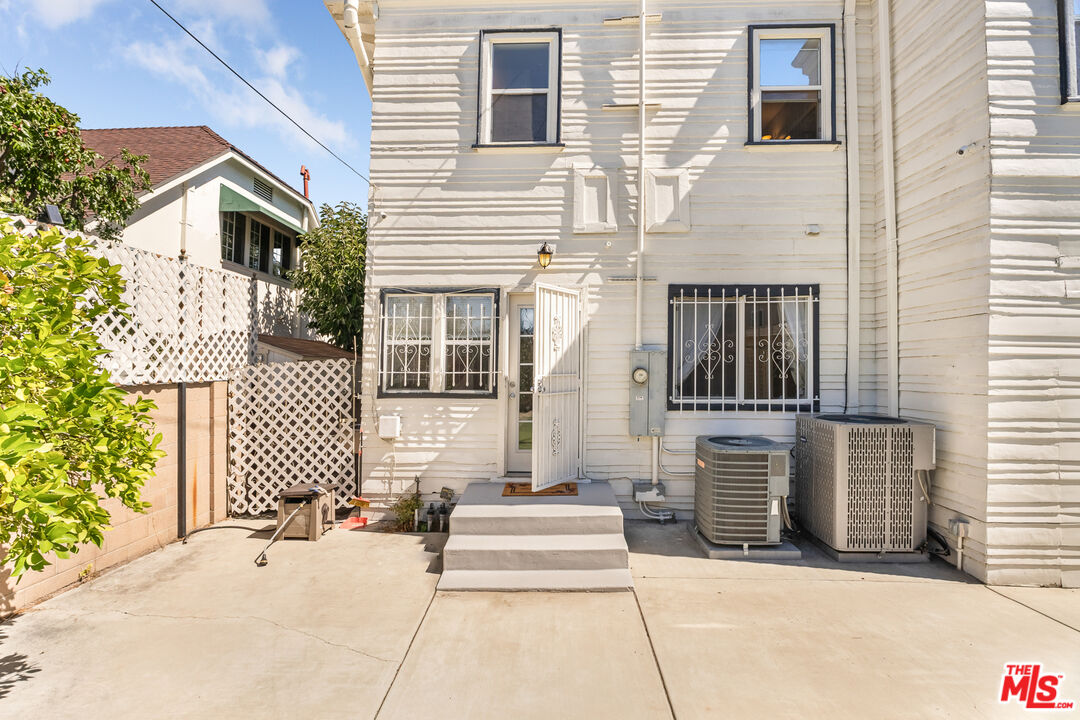907 Westchester Pl
