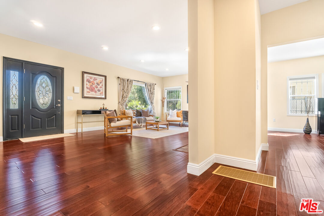 907 Westchester Pl