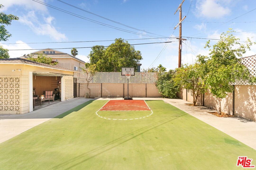 907 Westchester Pl