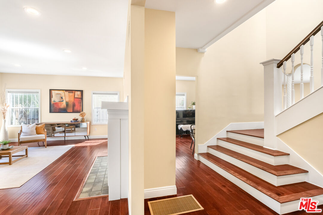 907 Westchester Pl