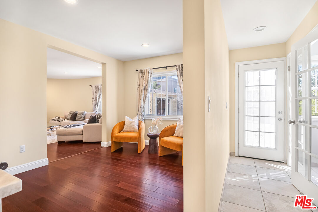 907 Westchester Pl