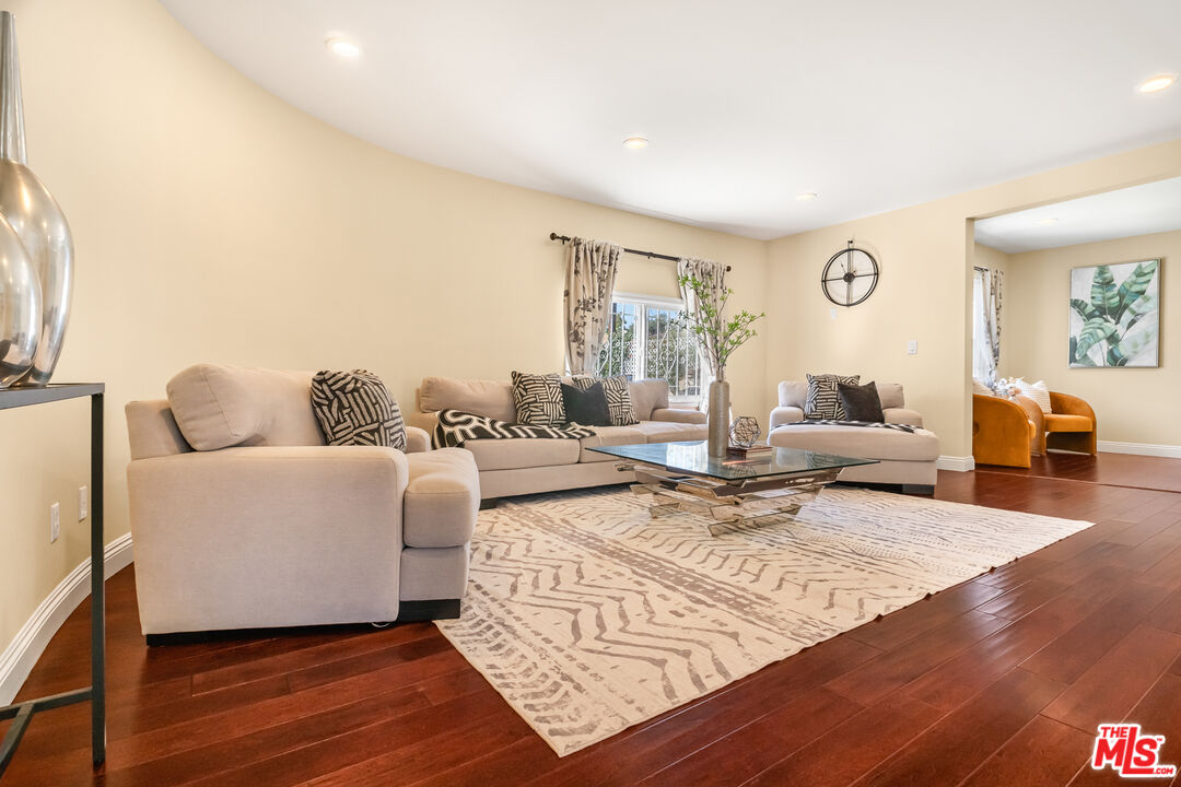 907 Westchester Pl