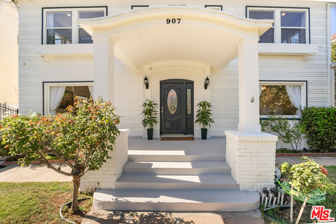 907 Westchester Pl