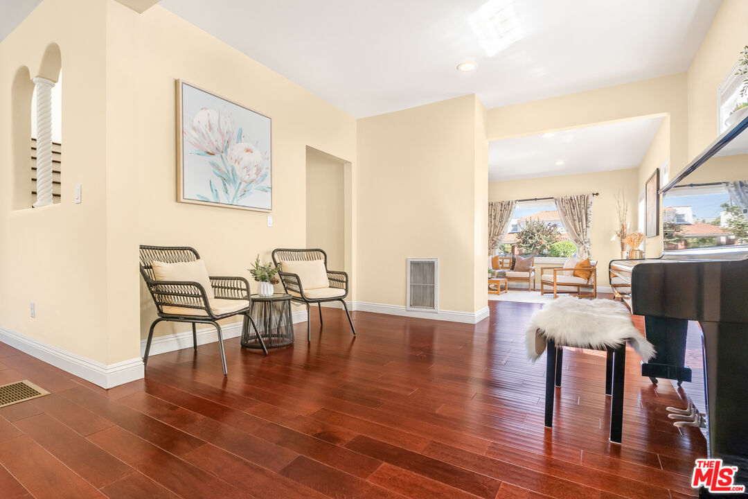 907 Westchester Pl