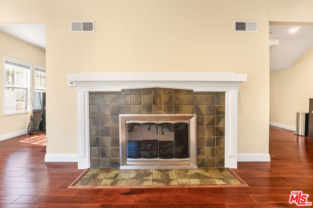 907 Westchester Pl