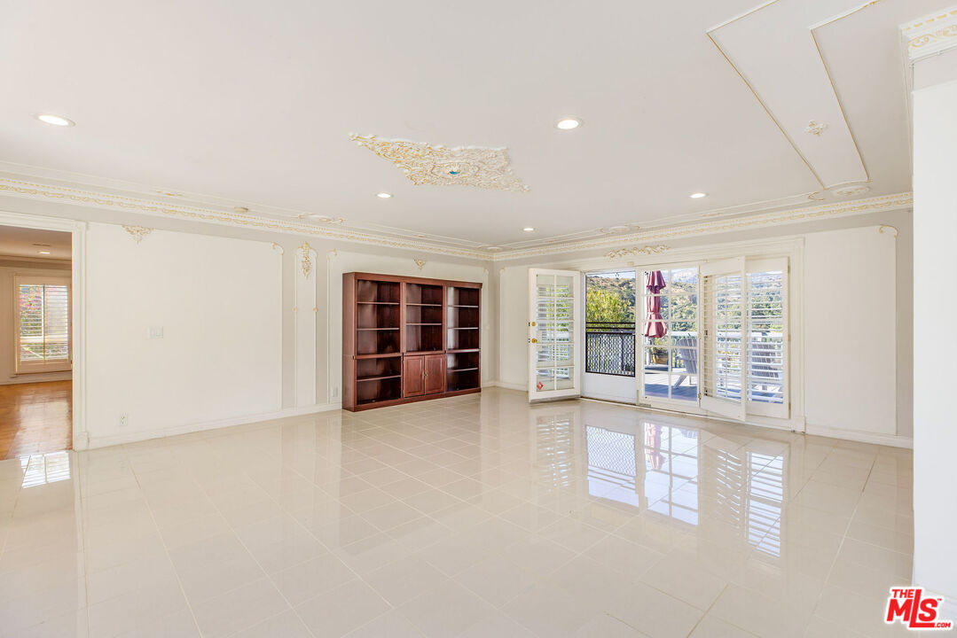 2315 N Hobart Blvd