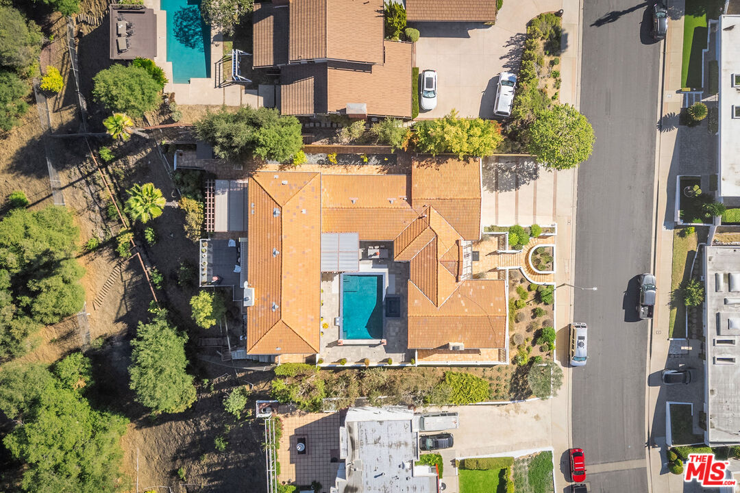 2315 N Hobart Blvd